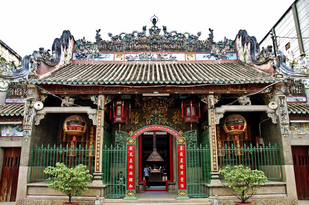 MORNING MOTORBIKE TOUR: EXPORE THOUSAND BUDDHA TEMPLE, BINH TAY MARKET & SILVER VILLAGE IN HO CHI MINH CHINATOWN