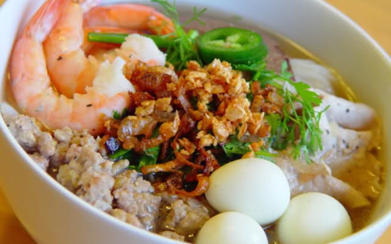 hu tieu nam vang (vietnamese noodle with pork and seafood)