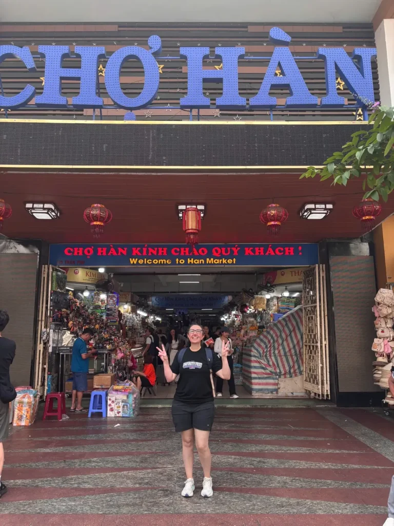 A guest waving at the entrance of Han Market (Chợ Hàn) in Da Nang
