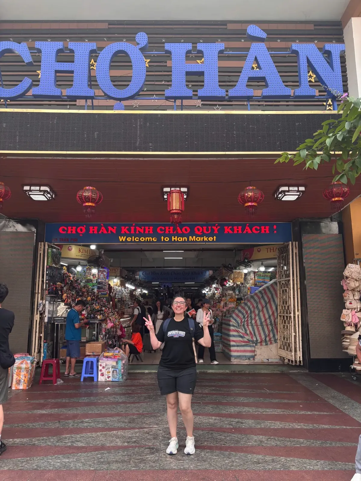 A guest waving at the entrance of Han Market (Chợ Hàn) in Da Nang